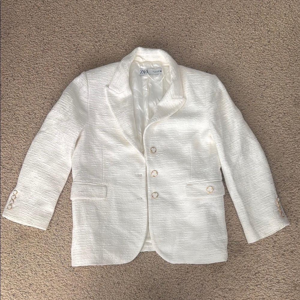 Zara White Blazer with Notched Lapels and Tailored Fit